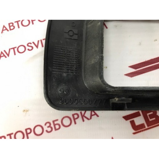 Накладка внутрішньої ручки дверей передньої правої Citroen Berlingo 2003-2008 9605556777